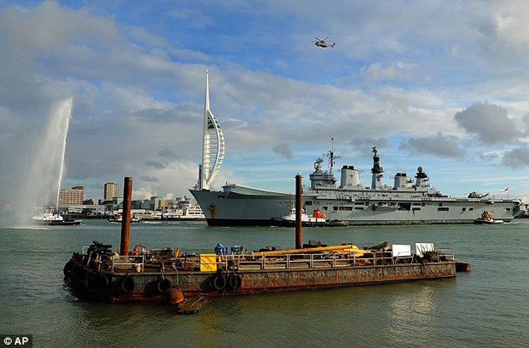 Tau san bay HMS Illustrious se bien thanh tau du lich?-Hinh-7